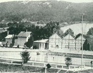 The fairground in Penn's Common was entered by walking up a roadway that extended eastward from Penn Street and then turned left and continued along between reservoir and the prison's west wall. Notice that the entrance to the grounds, where visitors walked through one of two turnstiles and paid their 25-cent admission fee, had a massive front - not unlike a movie-set structure. In the foreground is the open South Reservoir which, though now covered, remains in use